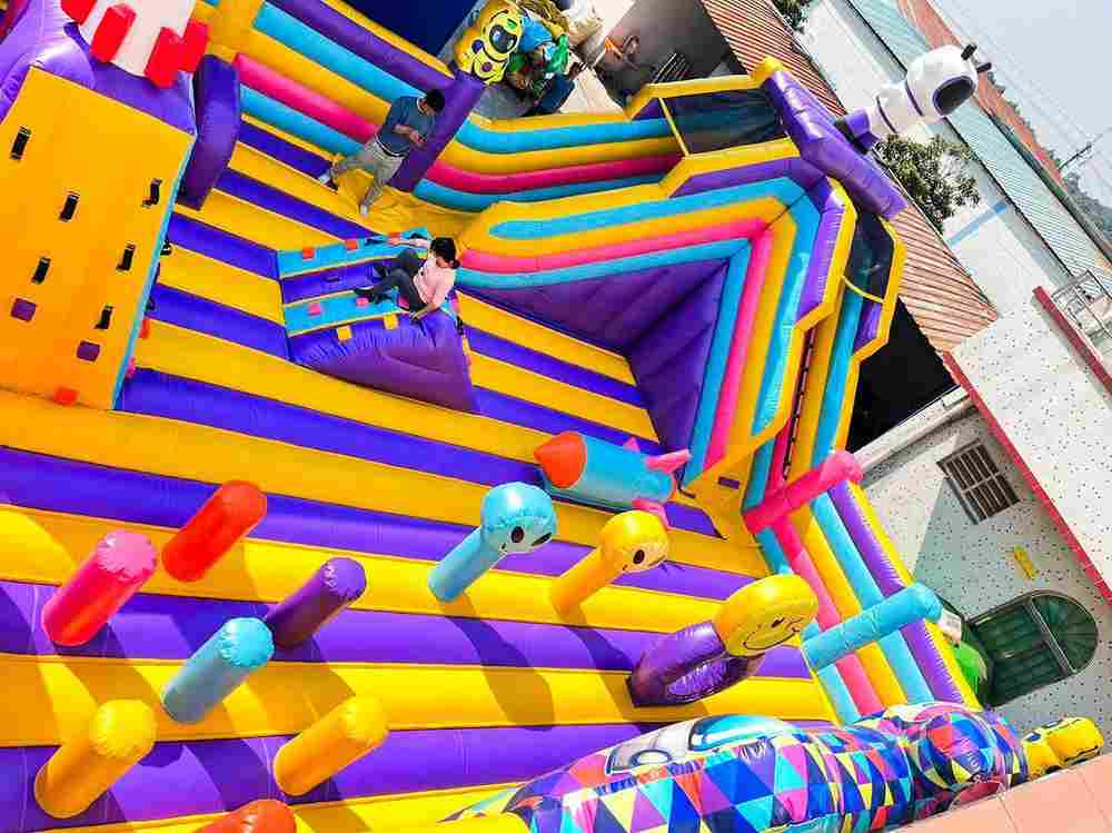 Коммерческий надувной батут «Космический калейдоскоп» 17,5*8,5*6 м