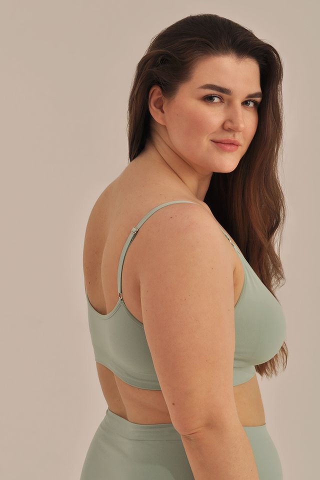 Топ фисташкового цвета на тонких регулируемых бретелях размера plus
