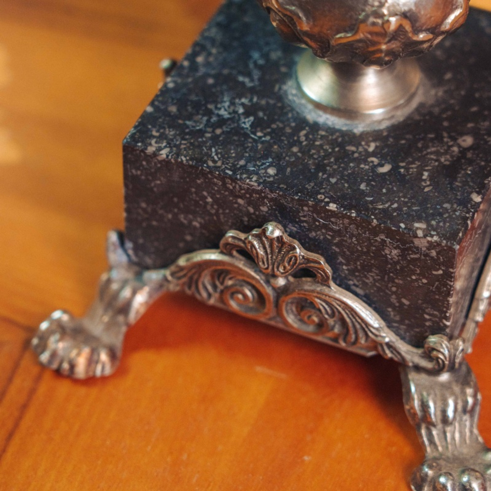 Настольная лампа с основанием из натурального камня