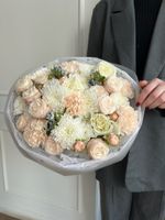 Букет из кустовых пионовидных роз, диантусов и оксипеталума