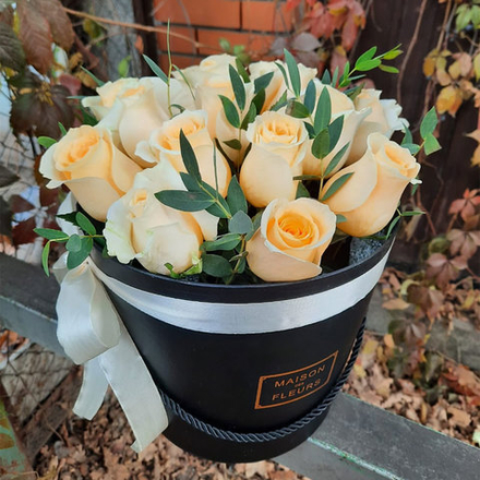 Кремовые розы в коробке