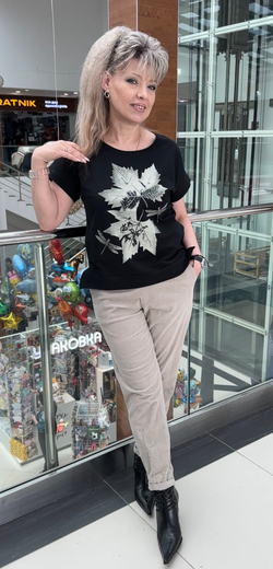 Черная футболка со стразовым "кленовым" принтом