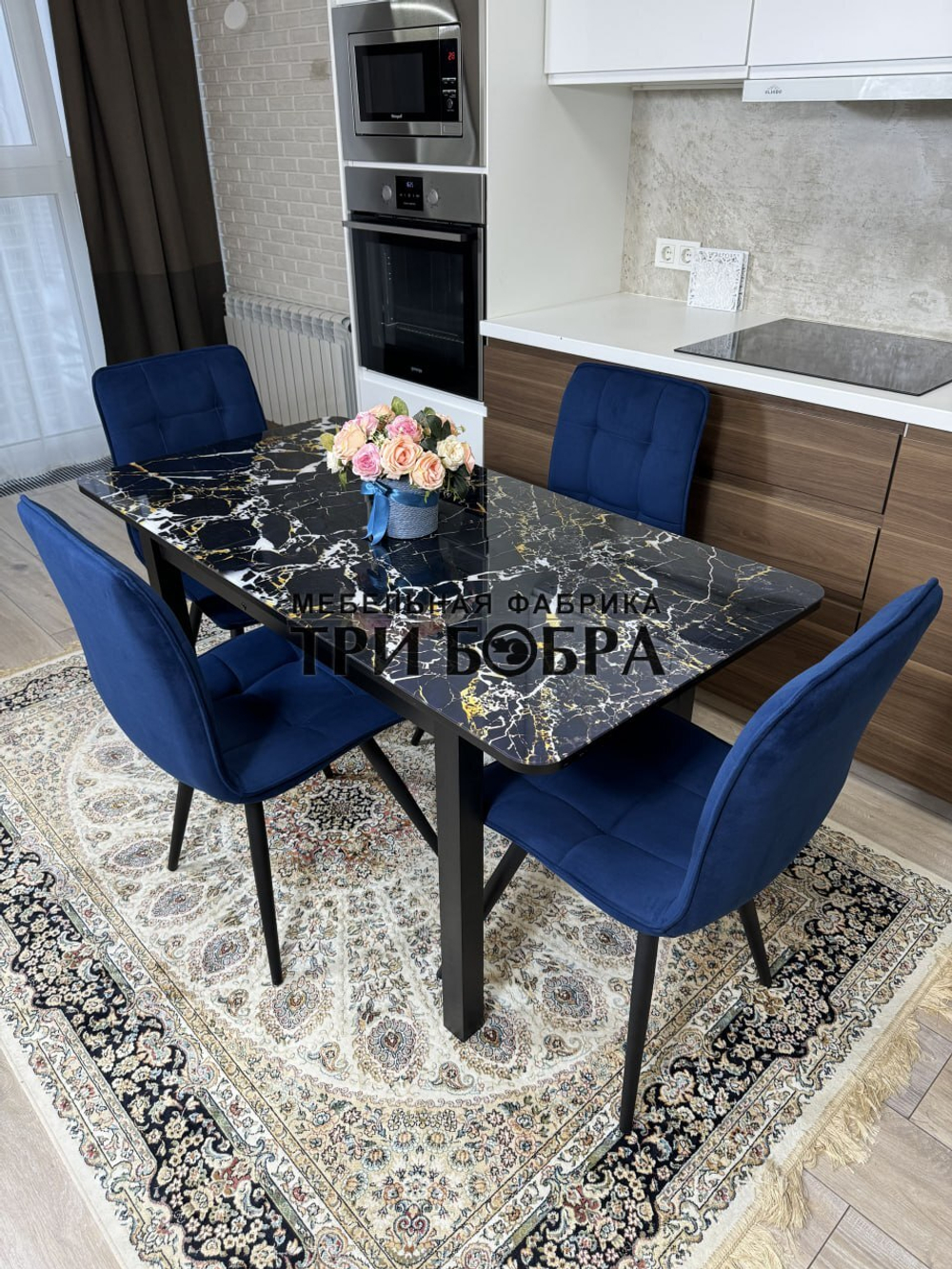 Стеклянный раздвижной стол "Черный мрамор" и стулья "ГУЧИ" синий