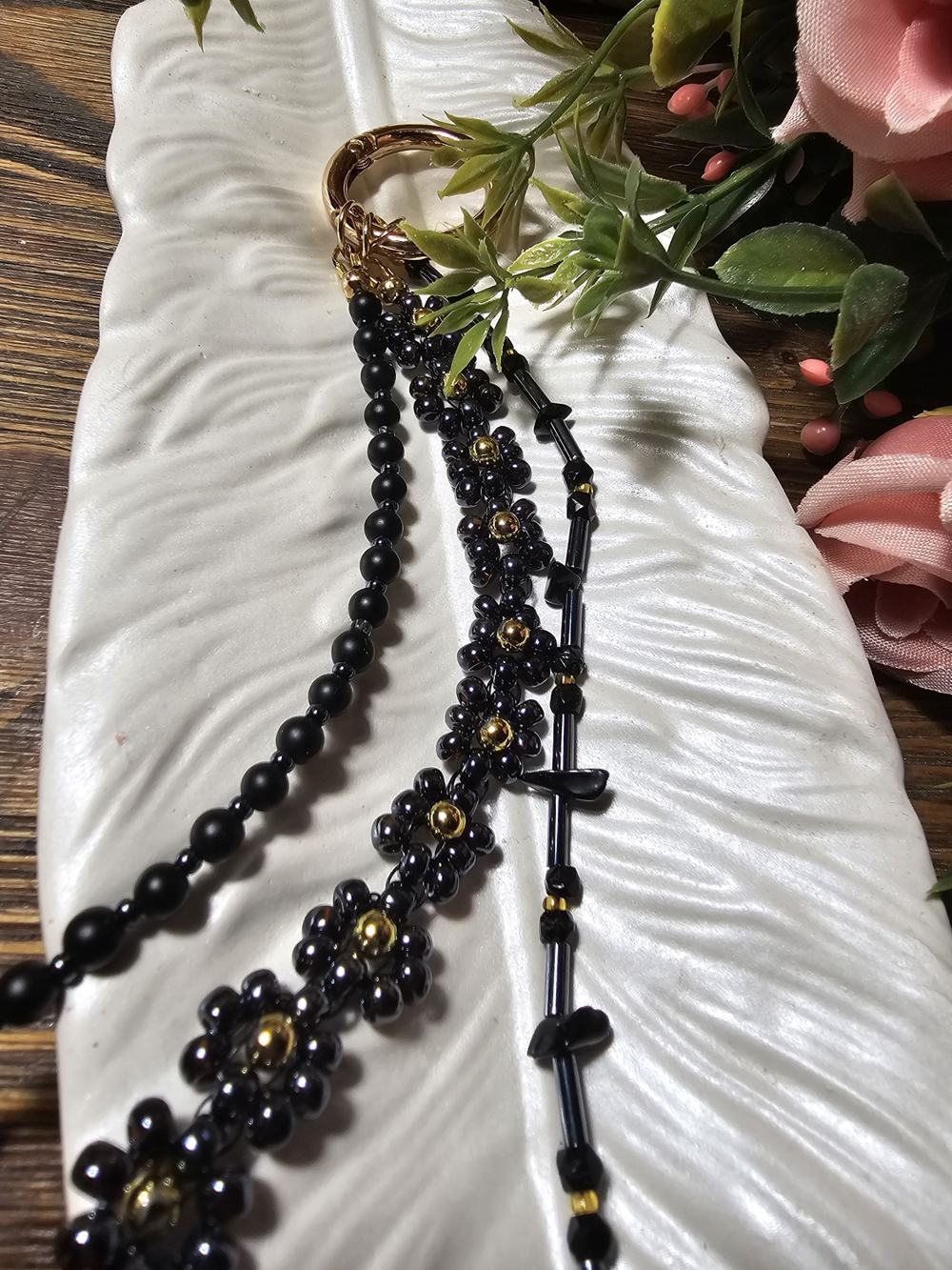 Обвес на сумку, брелок для ключей, подвеска авторская ручная работа с добавлением натуральных камней "Черные ромашки"