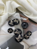 Пуговицы Лв. с металлическим лого и цепью черные рельефные