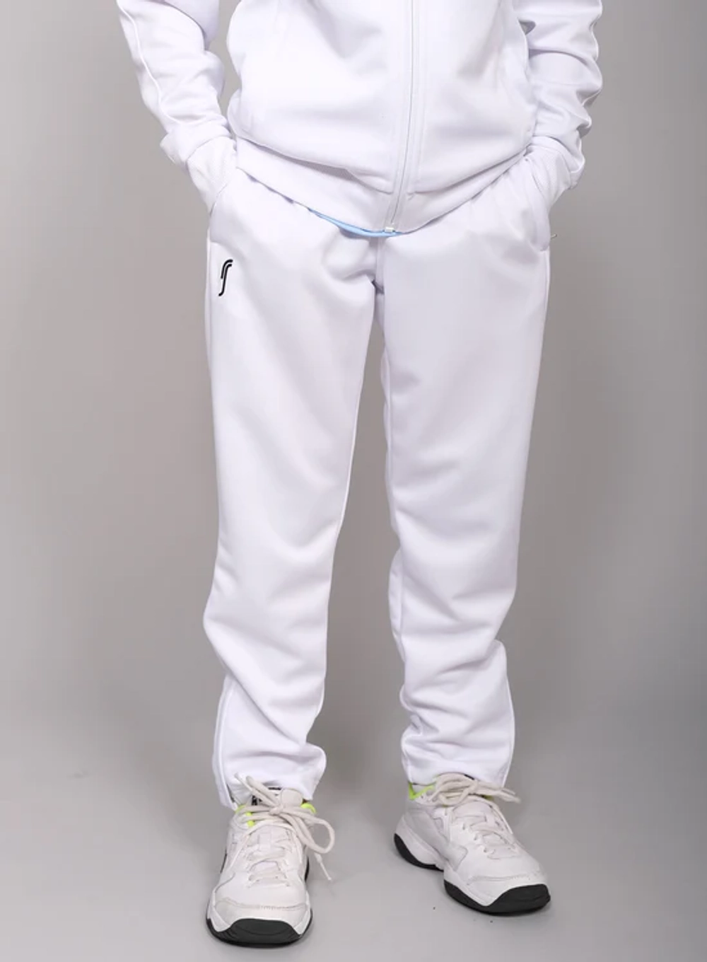 Модель рост 139 см. размер брюк 8-10 см