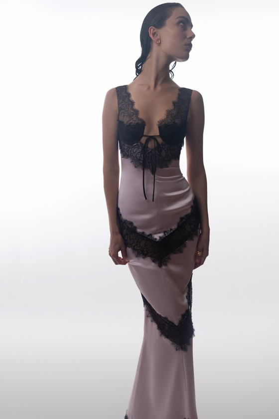 Платье макси из сатина и кружева с вырезами