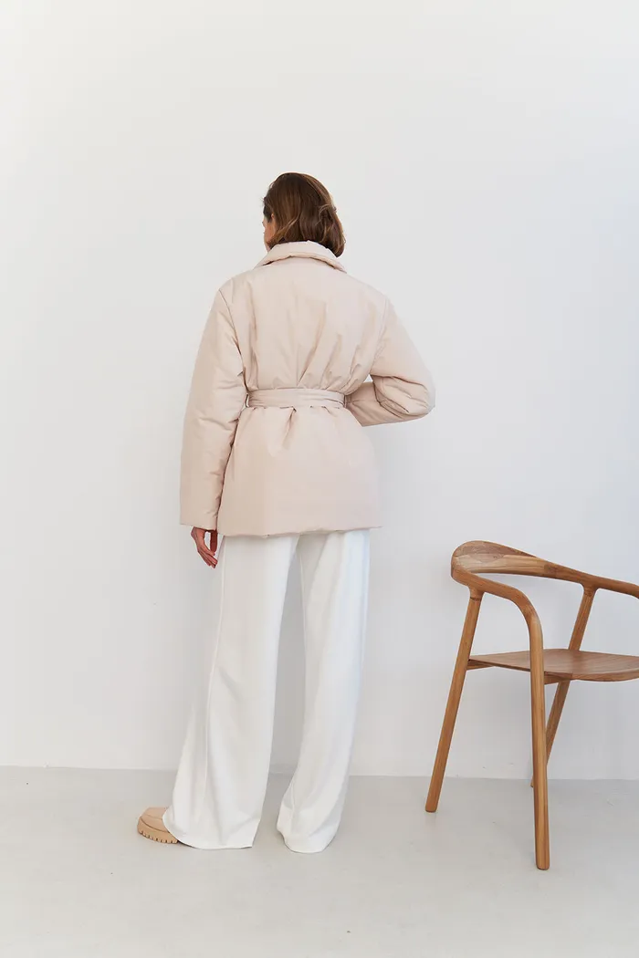 Куртка-пиджак на поясе цвета экрю