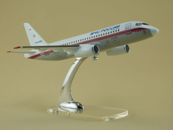 Модель самолета Sukhoi Superjet 100 (SSJ-100) в окраске МЧС России, масштаб 1:100