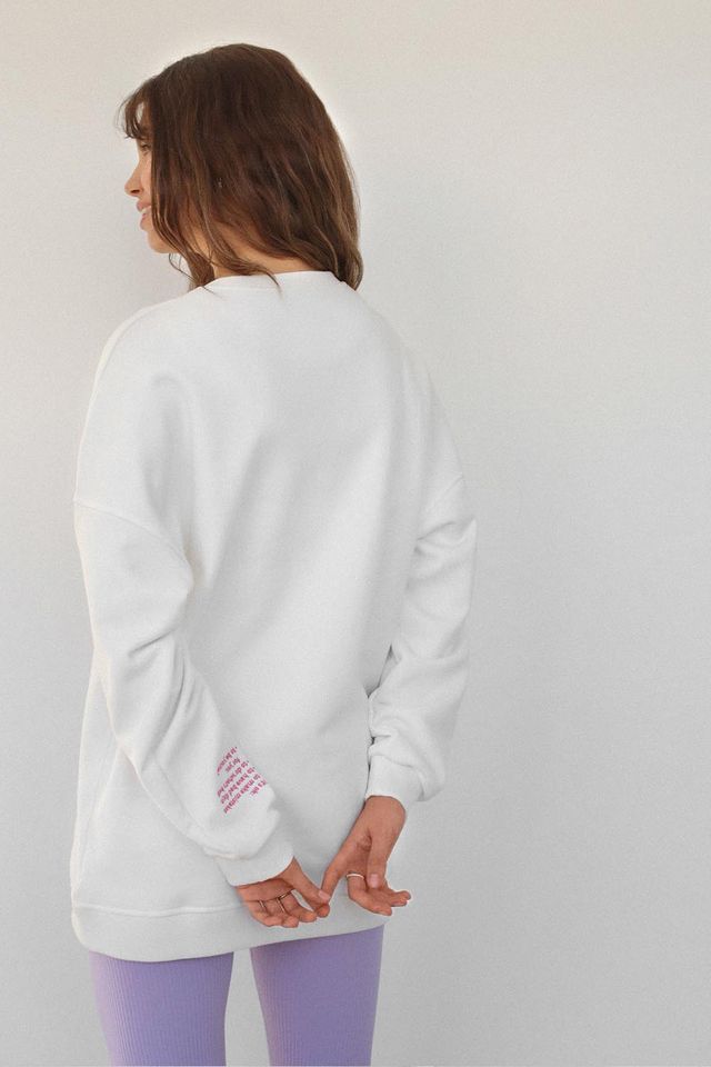 Свитшот с вышивкой на рукаве цвета тофу