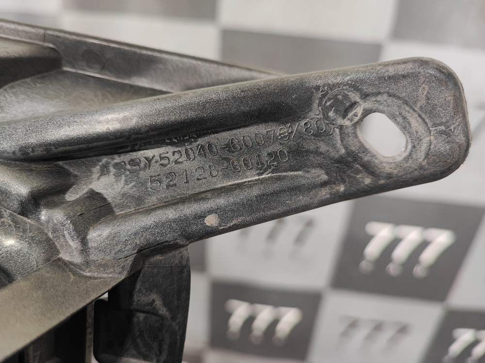 Накладка ПТФ левая Toyota Land Cruiser 200 12-15 Б/У Оригинал 5204060070