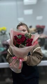 Букет из роз и веточки пистации