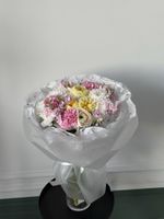 Букет из кустовых пионовидных роз, диантусов, маттиолы и ранункулюсов