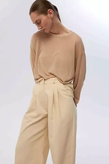 Брюки со складками из молочной джинсы