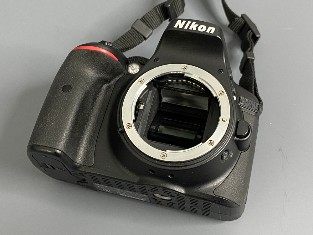 Nikon D5300 kit AF-P DX 18-55mm 3.5-5.6G VR 300 кадров