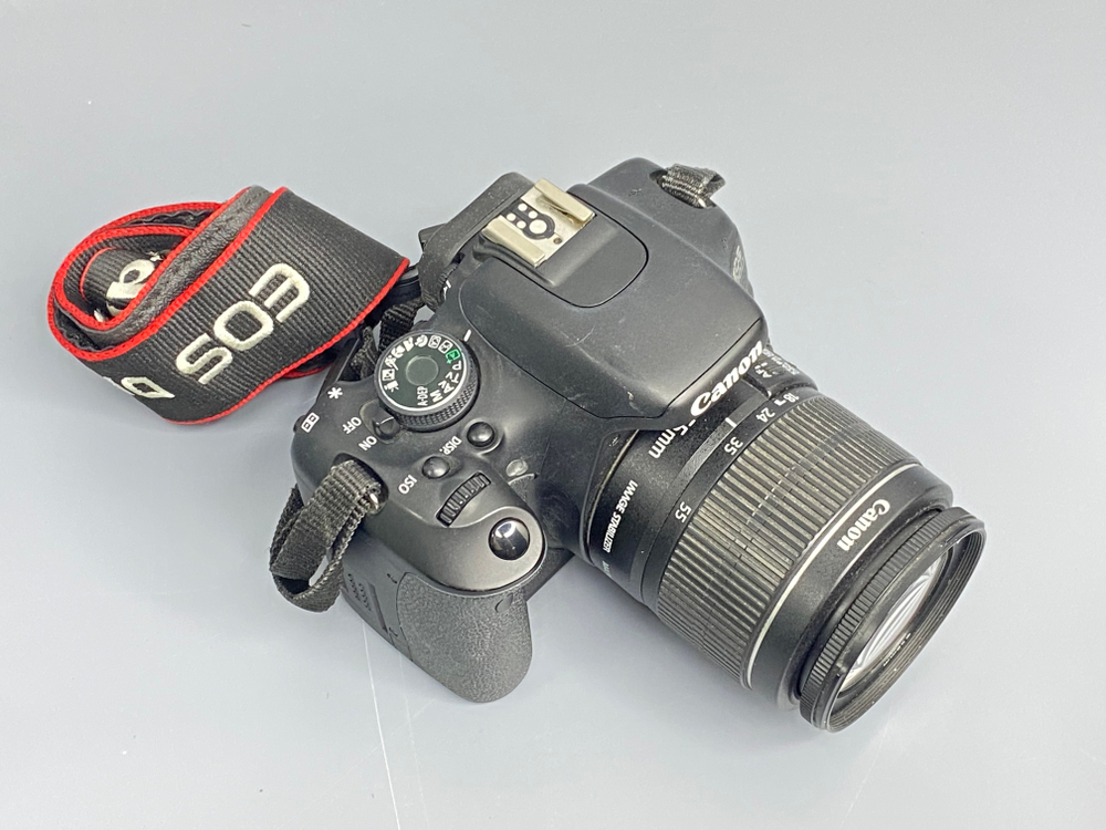 Canon 600D kit 18-55mm IS ll 13700 кадров