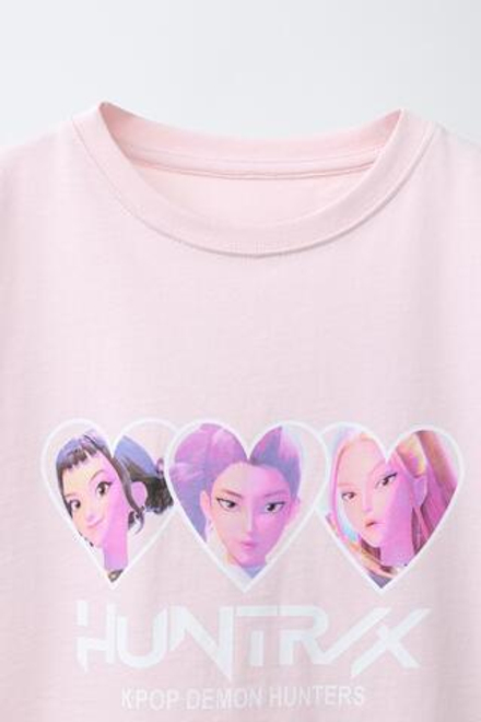 ZARA ФУТБОЛКА С ПРИНТОМ KPOP DEMON HUNTERS™ NETFLIX ©, РОЗОВЫЙ