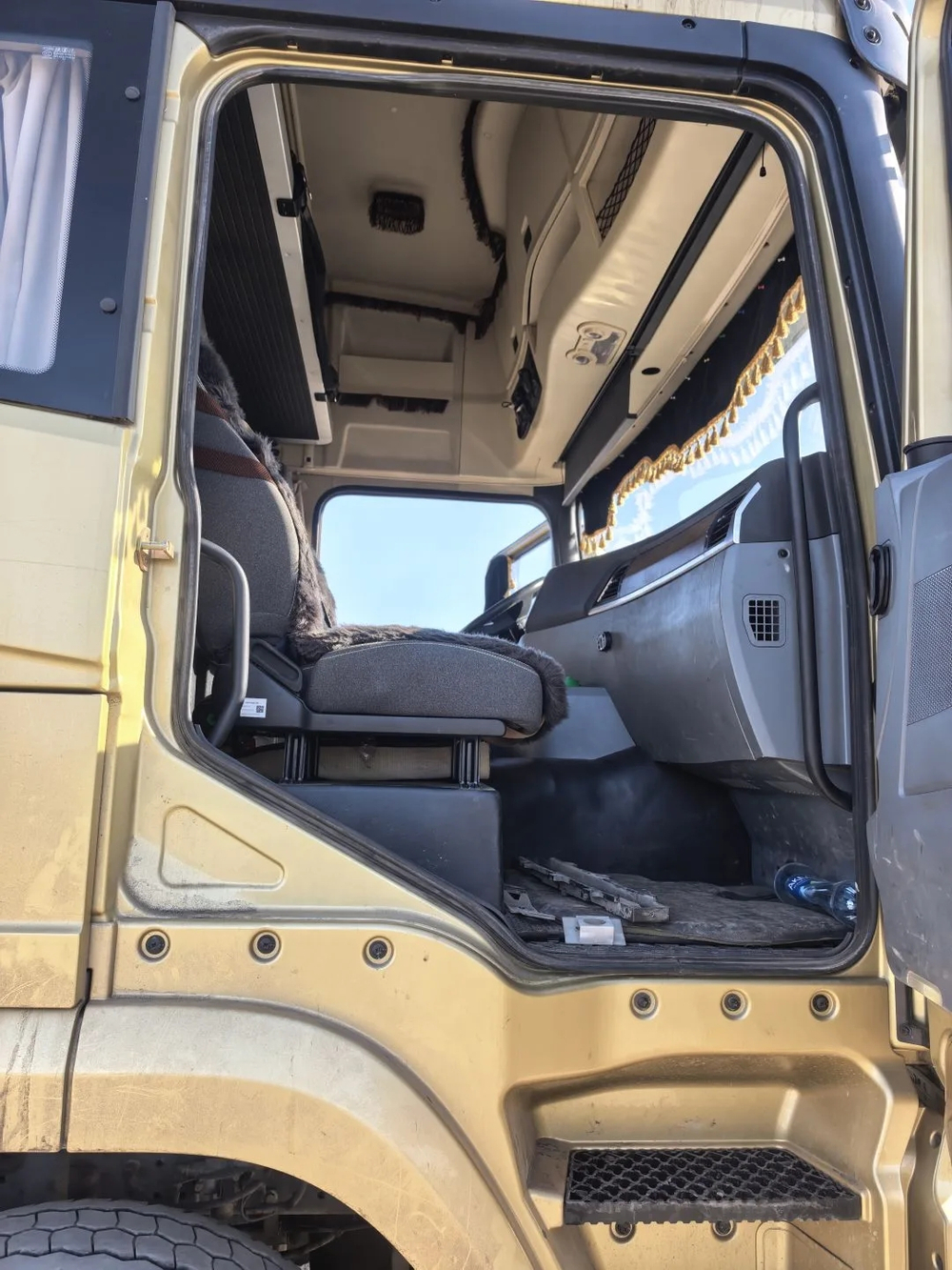 Shacman (Shaanxi) SX* 6x4 Седельный тягач SX42584V324 (Дизельный, 11,6 л, 423 л.с., МТ)