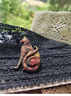 Брошь Спящий котенок черный авторская из полимерной глины ручной работы