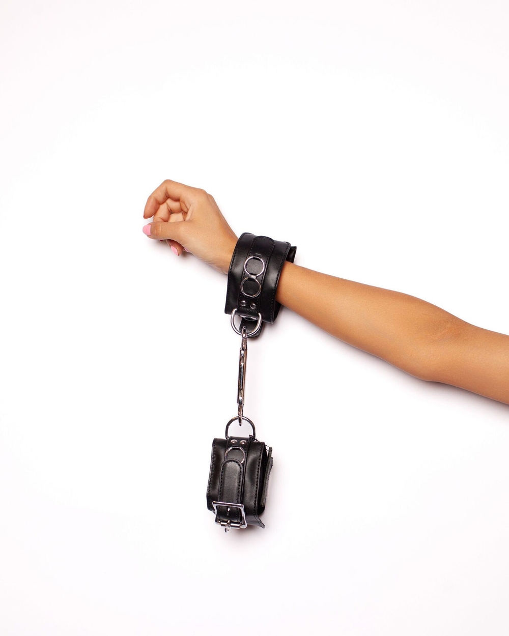 Черные наручники Scandal из натуральной кожи со стальным соединителем (Цвет: черный)