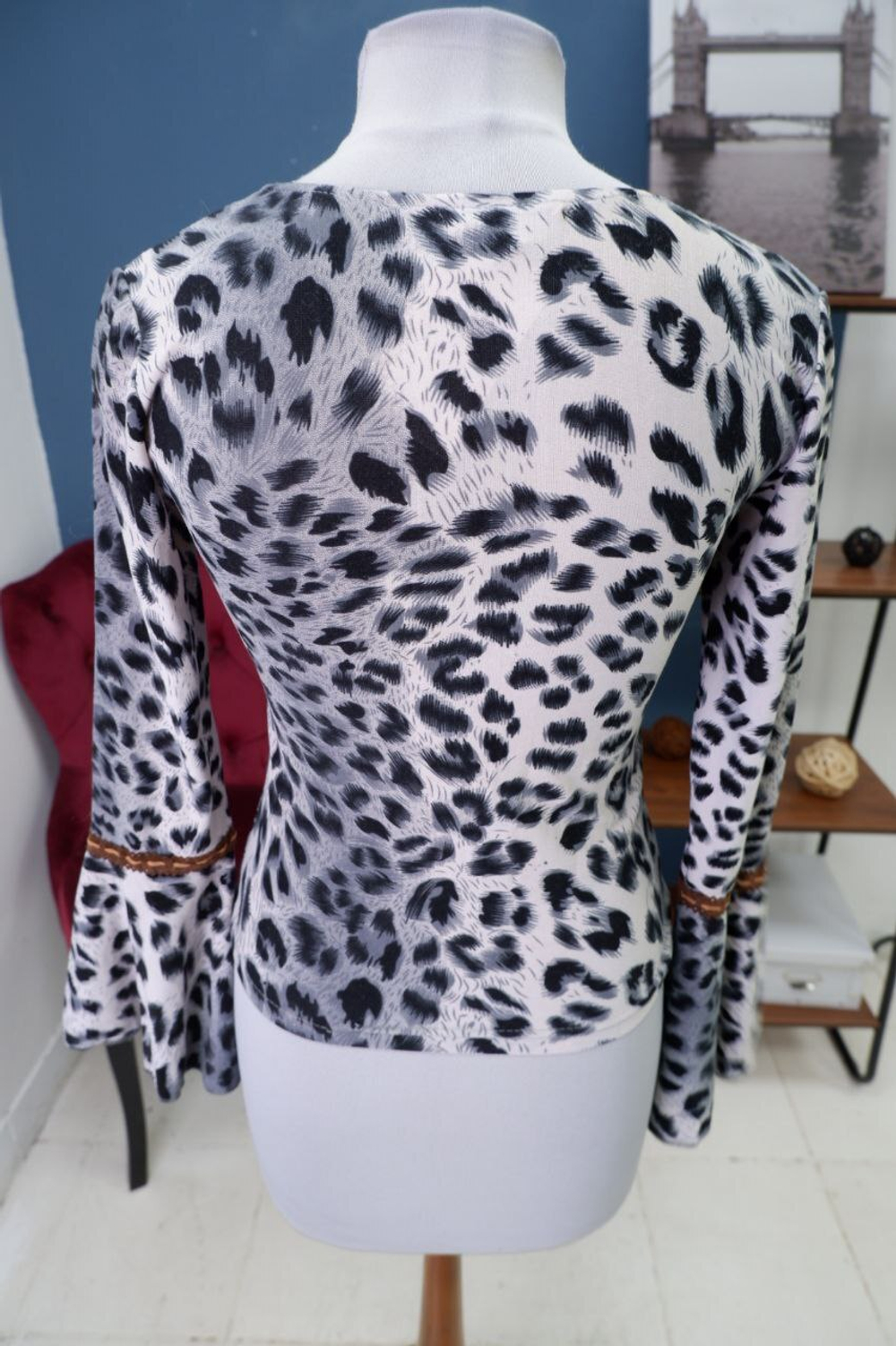 Джемпер с анималистичным принтом 44 размер