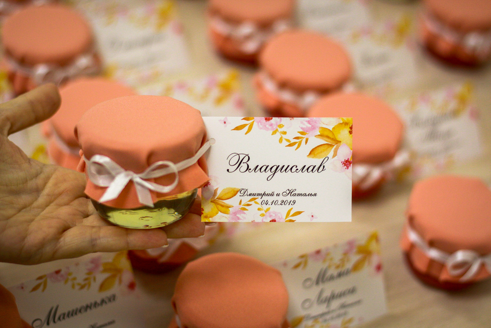 Бонбоньерка с медом на свадьбу с именной биркой