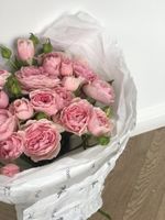 Букет из кустовой пионовидной розы