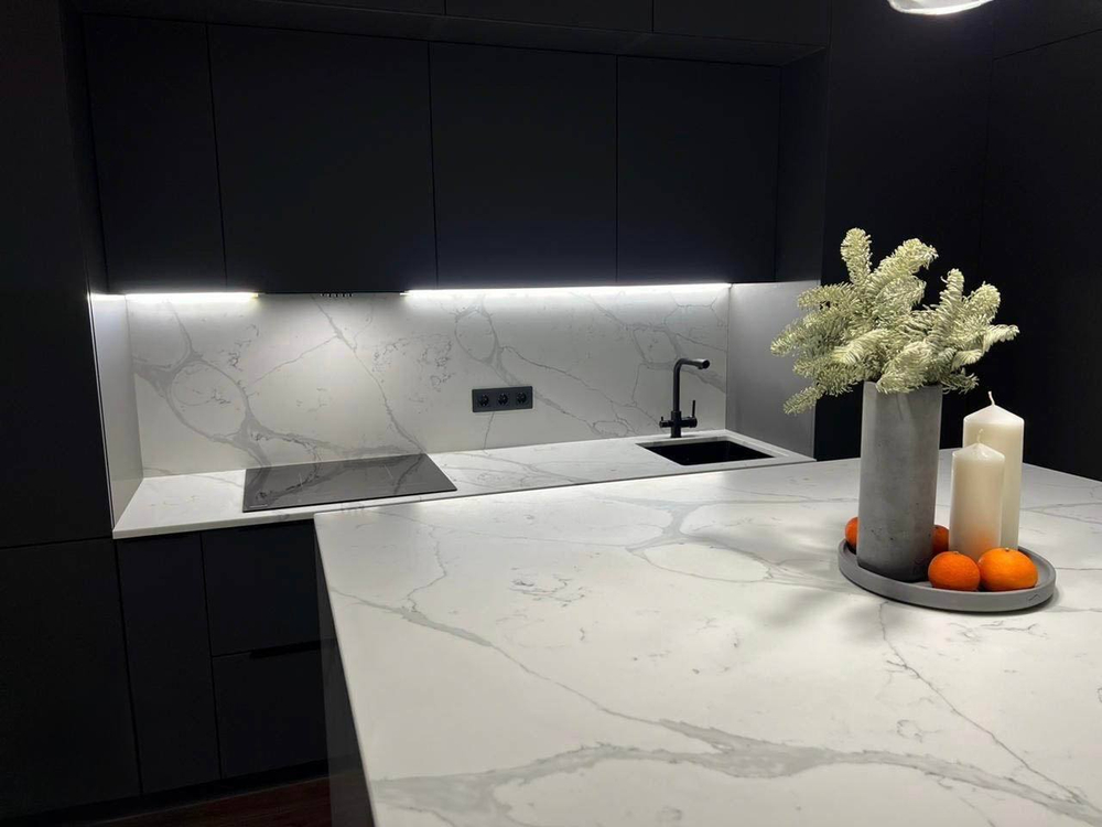 Кухня с островом из кварцевого агломерата Calacata