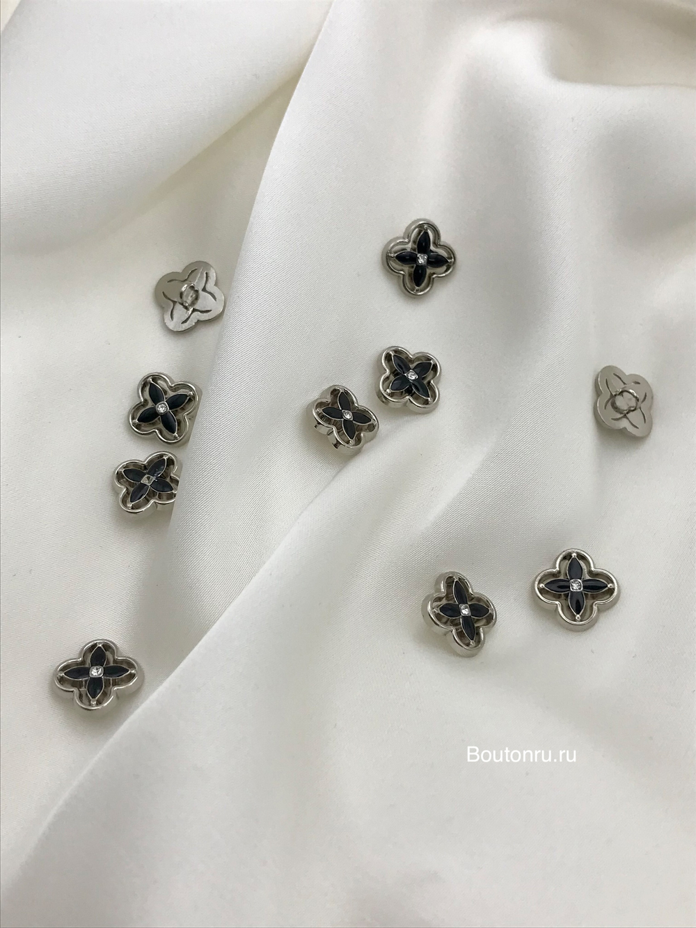Пуговицы в серебристом металле черный цветок со стразом в стиле ЛВ