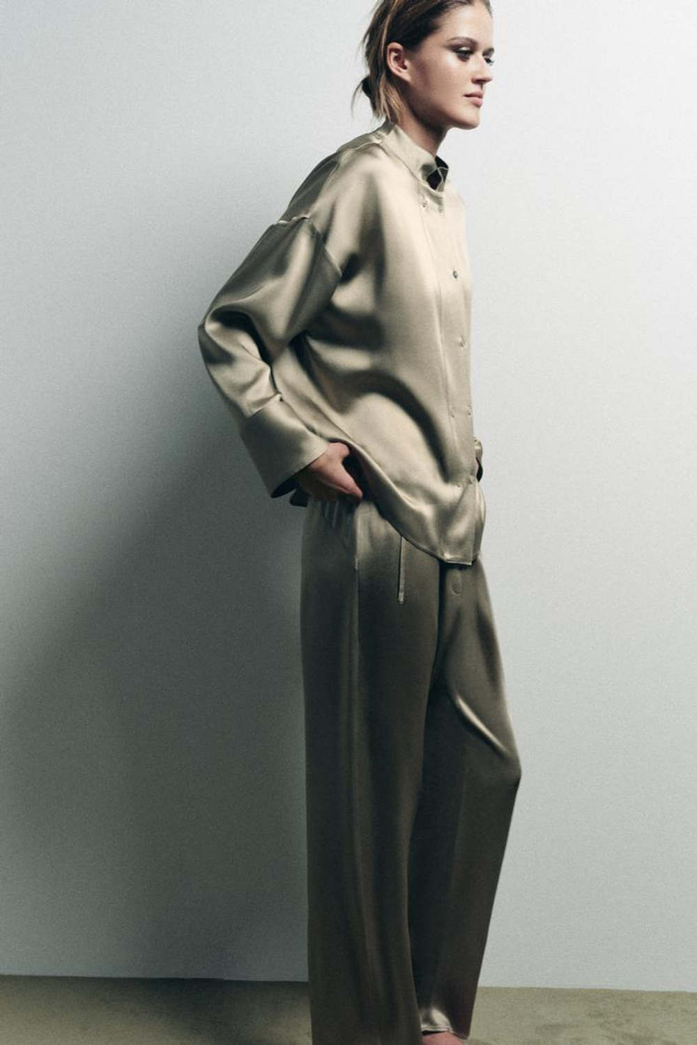 ZARA АТЛАСНАЯ РУБАШКА С ДВУБОРТНОЙ ЗАСТЕЖКОЙ, РЫЖЕВАТО-КОРИЧНЕВЫЙ