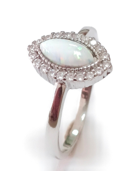 Кольцо из серебра 925 пробы с опалом и фианитами