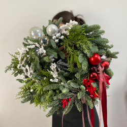 Венок из нобилиса и туи с украшениями 1059
