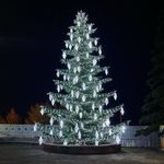 Светодинамическая елка ствольная со скамейкой, встроенная гирлянда: Холодный свет - "Лесная" (Литая хвоя) 12 м