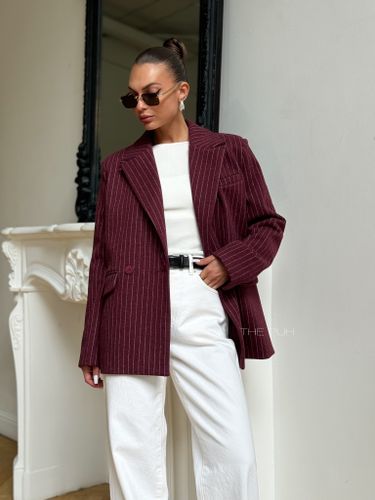 Бордовый двубортный жакет в полоску