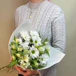 Маленький летний букет из кустовых хризантем ромашек и альстромерий в мягкой упаковке