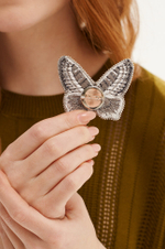 8443 Брошь (молочно-серый)