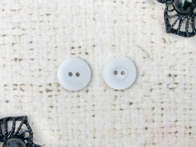 Пуговицы блузочные, d 1,1 см, 2 прокола, белый