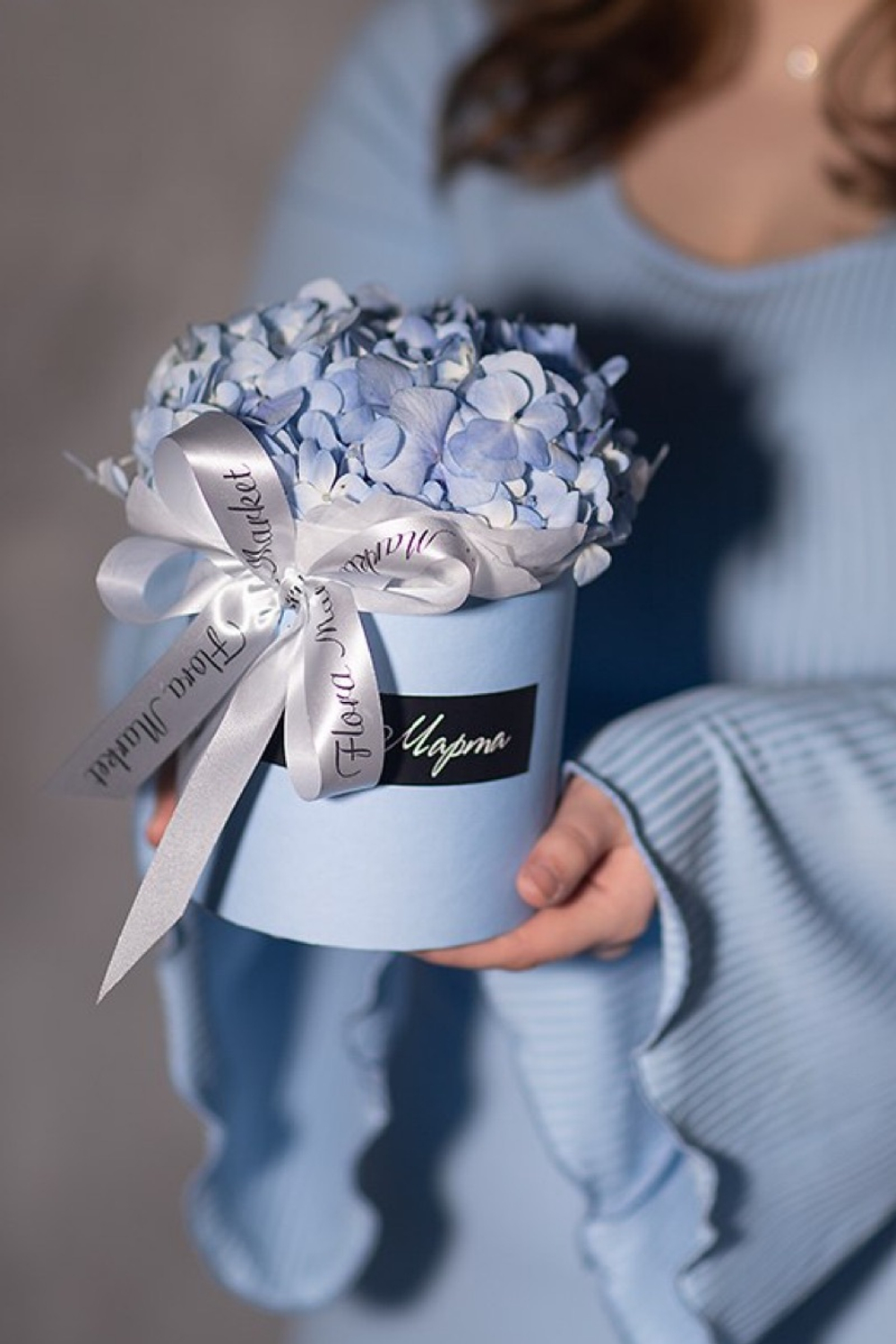 Композиция из нежно - голубой гортензии в шляпной коробке «с 8 Марта»