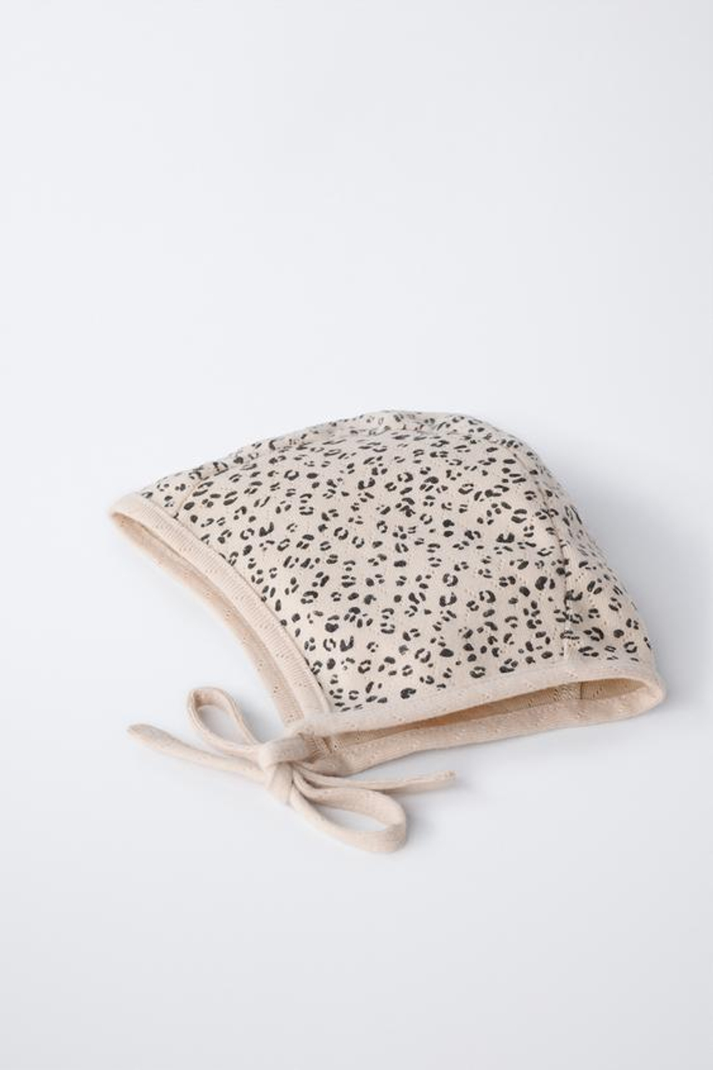 ZARA КОМПЛЕКТ ЧЕПЧИК И НАГРУДНИК С АНИМАЛИСТИЧНЫМ ПРИНТОМ, ЭКРЮ