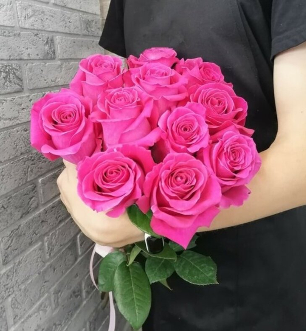 Букет из свежих живых цветов 11 розовых роз с лентой, купить с доставкой