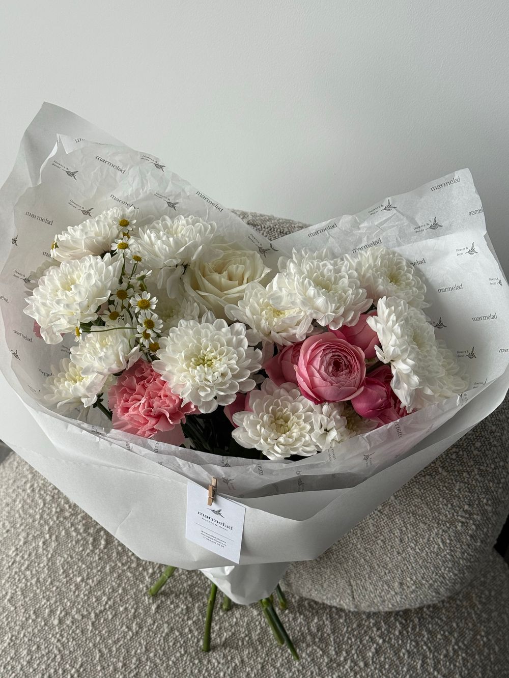 Букет сборный из хризантемы, ромашки, кустовой пионовидной розы и диантусов