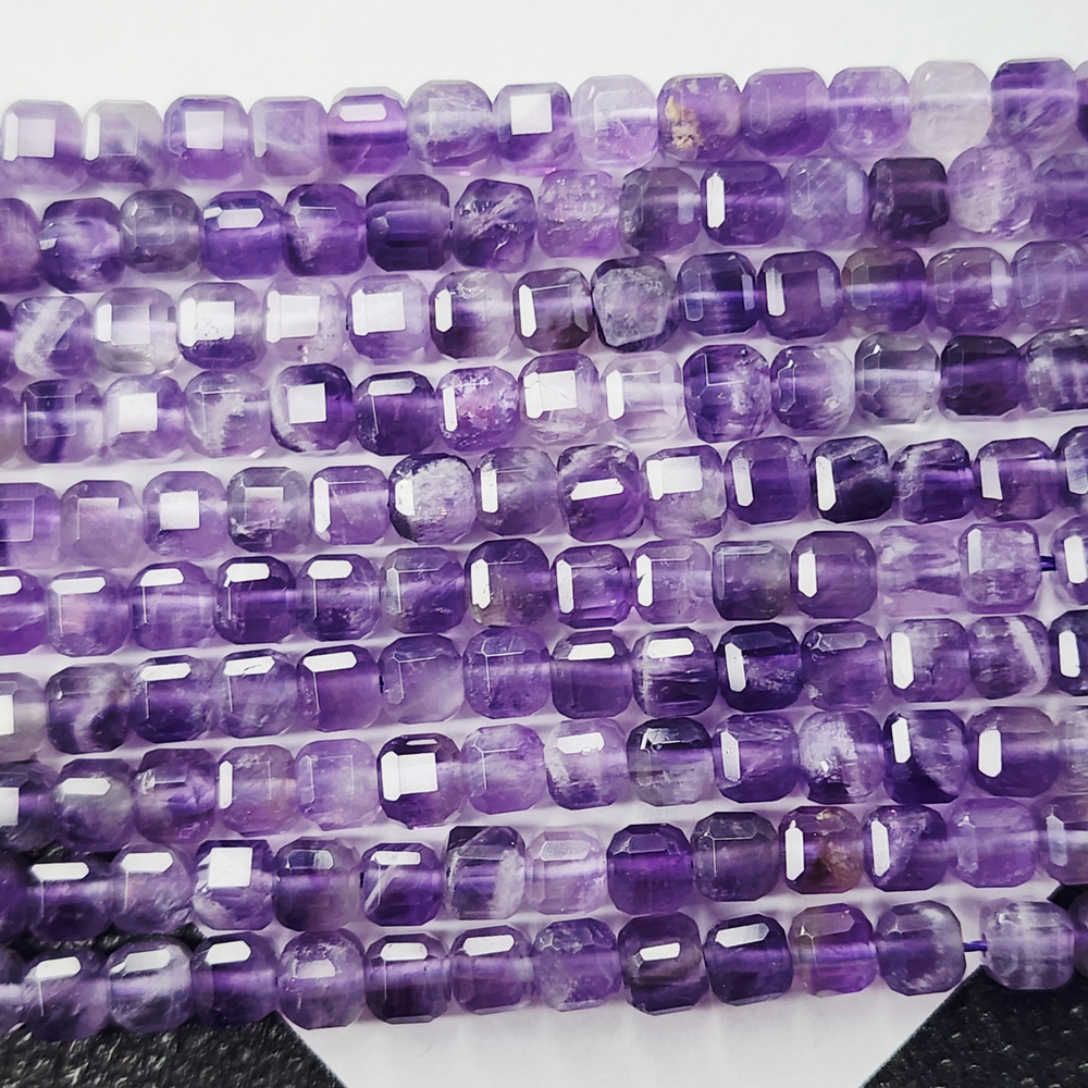 Аметист кубик, огранка, р-р 4.6 - 4.7мм, цена за нить 9.5см (1/4)
