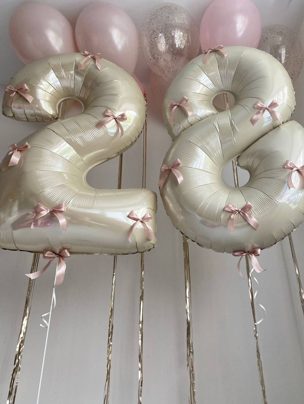 Воздушные шары с бантиками для девушки, цифры, 28 лет №3606