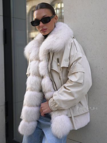 Короткая бежевая парка на пуху с воротником из натурального меха