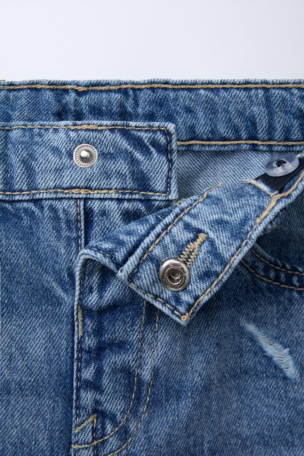 ZARA ДЖИНСОВЫЕ ШОРТЫ-БЕРМУДЫ С ПРИНТОМ «PATRIOTS» ©NFL, ВЫЦВЕТШИЙ СИНИЙ