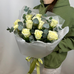 Букет из белых роз и эвкалипт