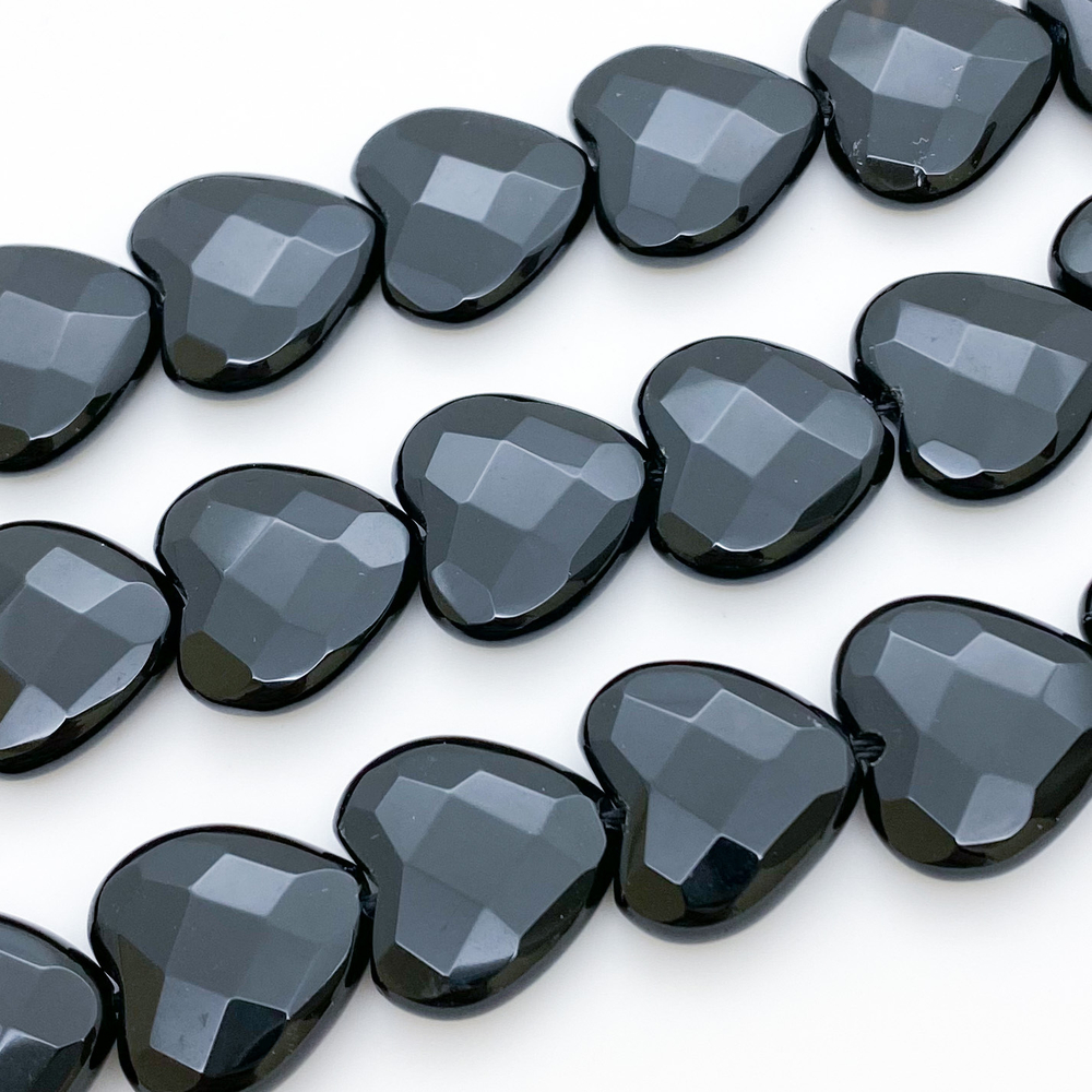 Халцедон черный (тонирован), сердце с огранкой, размер около 15-16 мм, цена за 6 шт (1/4 нити)