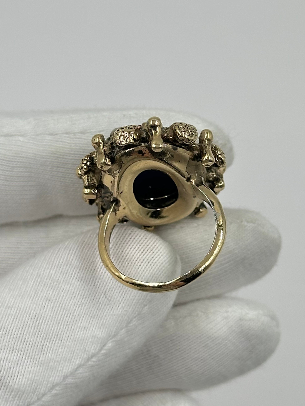 Кольцо с синей вставкой