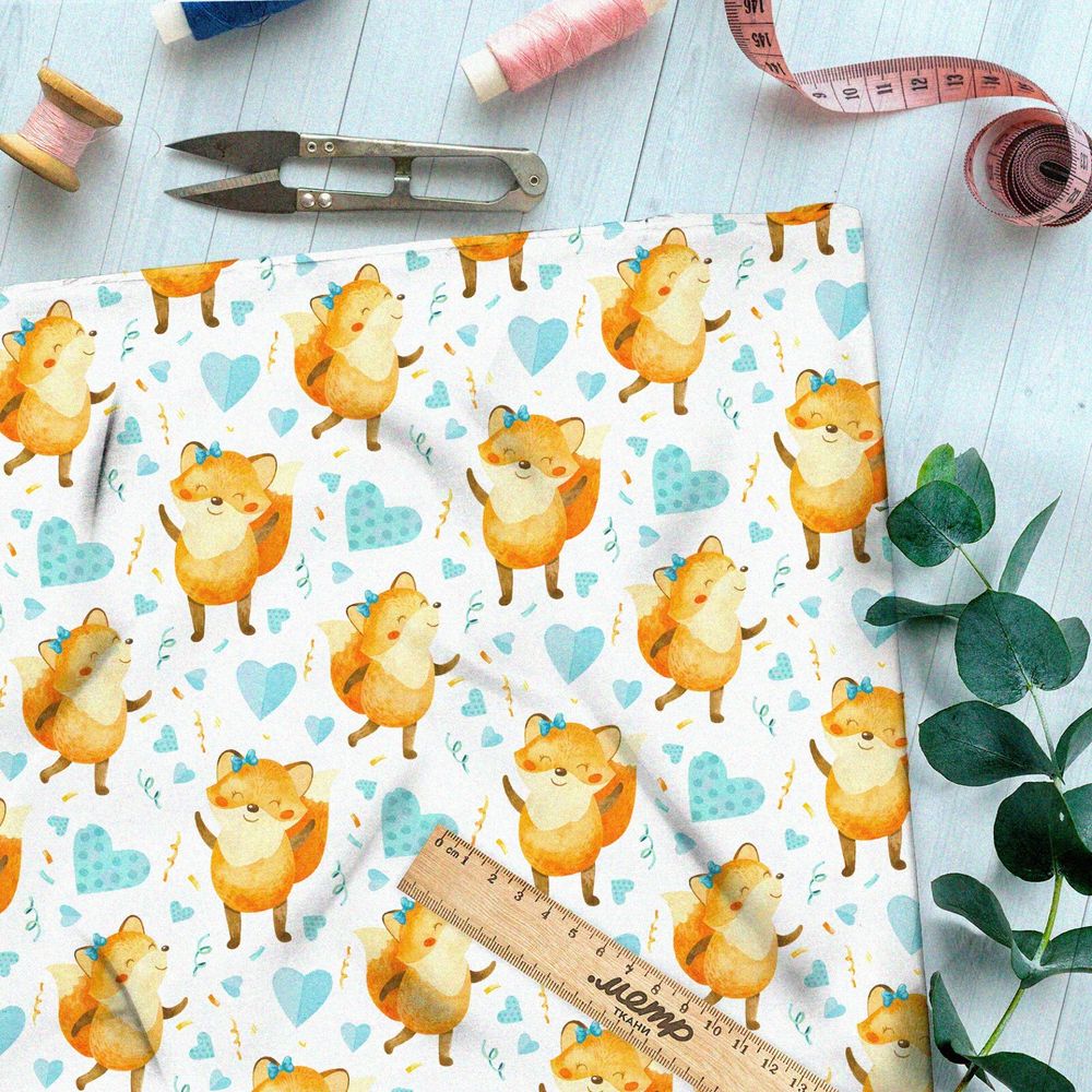 Ткань футер 2-х нитка танцующие лисички и голубые сердечки на белом фоне