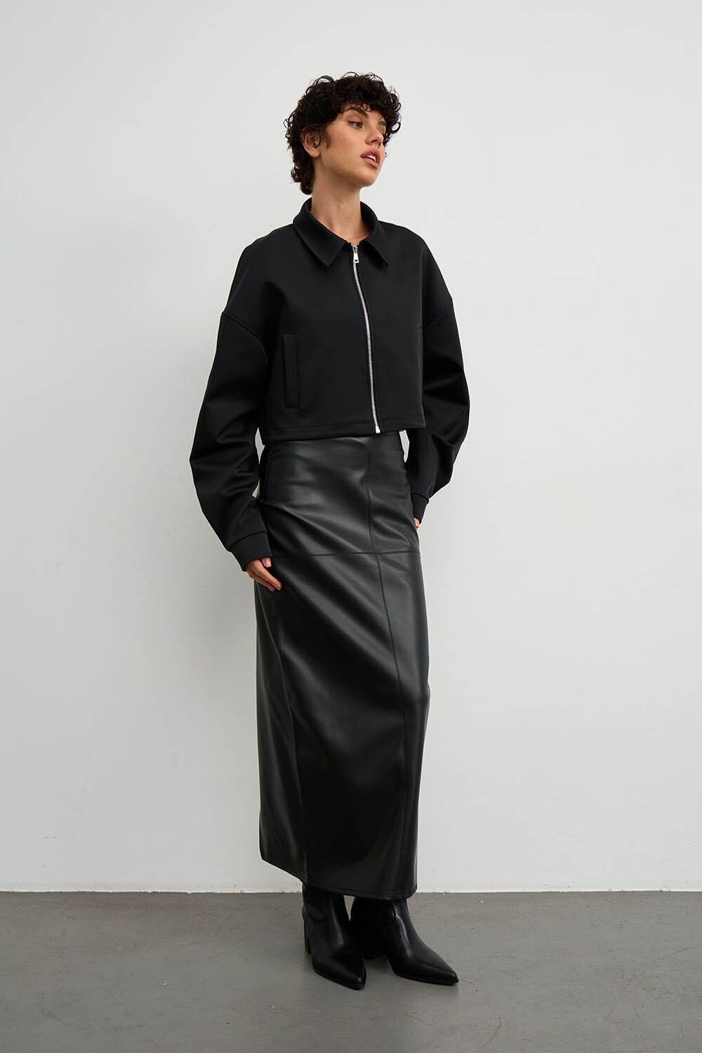 Куртка с воротом укороченная черного цвета